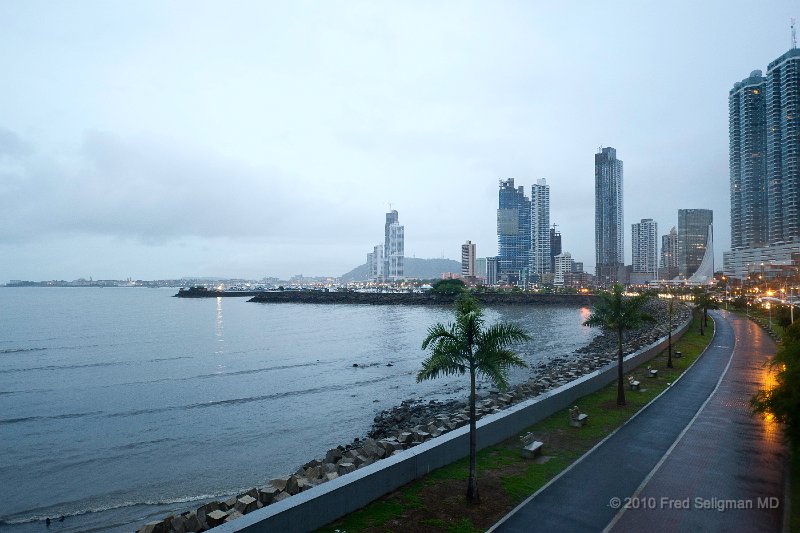 20101202_185749 D3S.jpg - Looking toward Casco Viejo from pedestrian overpass